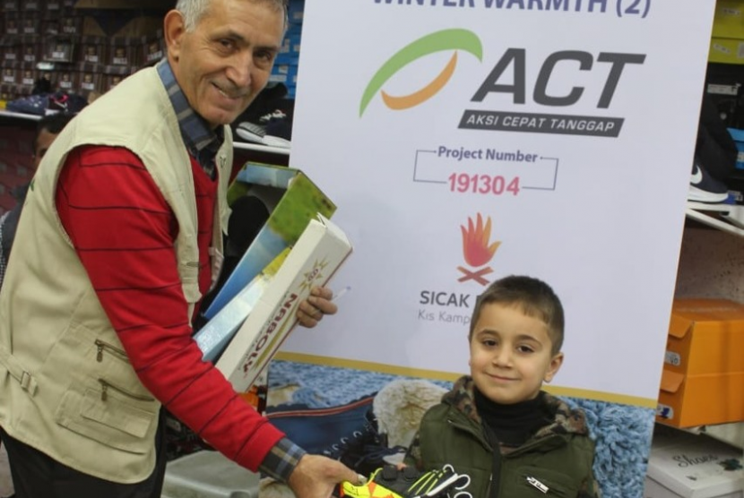 Sepatu untuk Palestina. ACT memberikan bantuan sepatu untuk anak-anak Palestina menghadapi musim dingin.