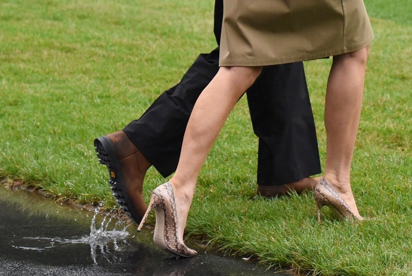 Sepatu yang dikenakan Melania Trump saat mengunjungi korban badai Harvey di Texas. Penggunaan sepatu hak mengundang kontroversi dari publik.