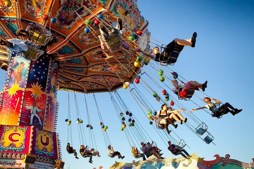 Sepatu yang nyaman akan melindungi kaki dari lecet saat di theme park (Foto: wahana bermain di theme park)