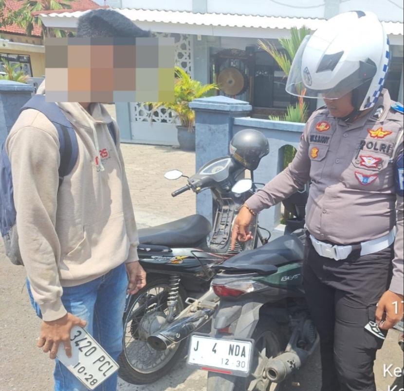 Sepeda motor berplat nomor palsu ditilang polisi dalam Operasi Zebra 2024.