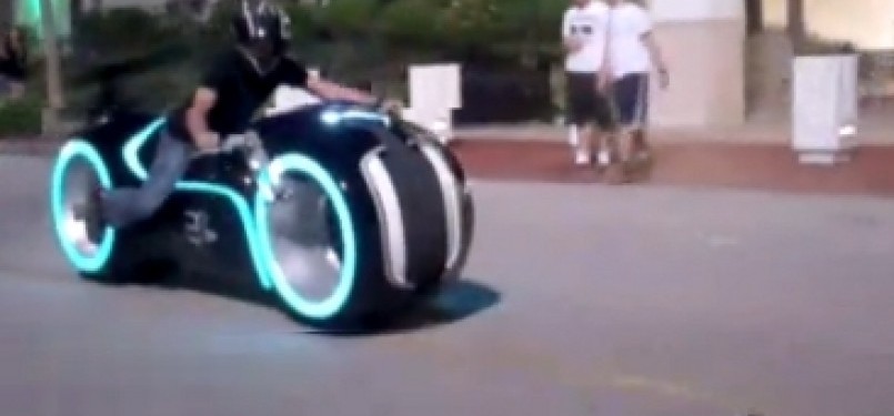 Sepeda motor Cahaya ala Tron desain karya Parkers Brothers Choppers dan Evolve Motorcycles
