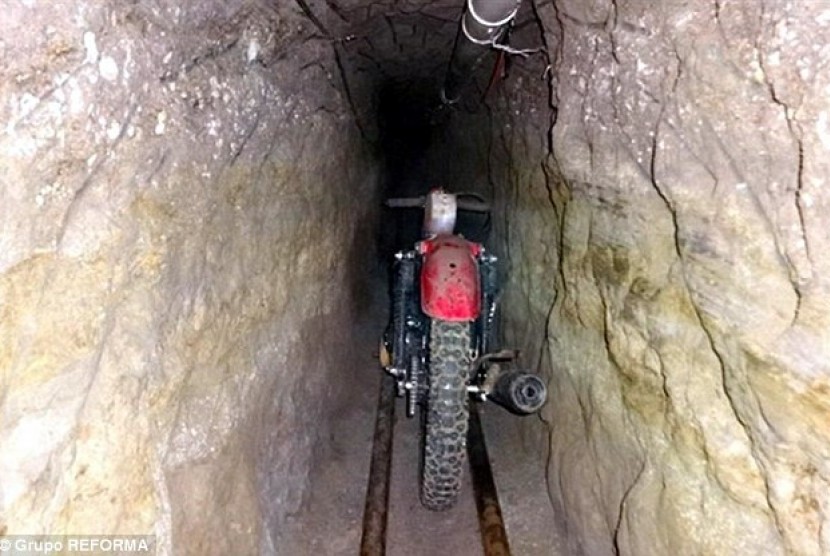 Sepeda motor dalam terowongan yang digunakan gembong narkoba Meksiko, Guzman kabur.