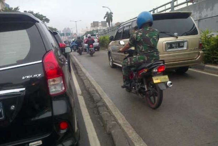 Sepeda motor dan mobil masih menerobos jalur Transjakarta