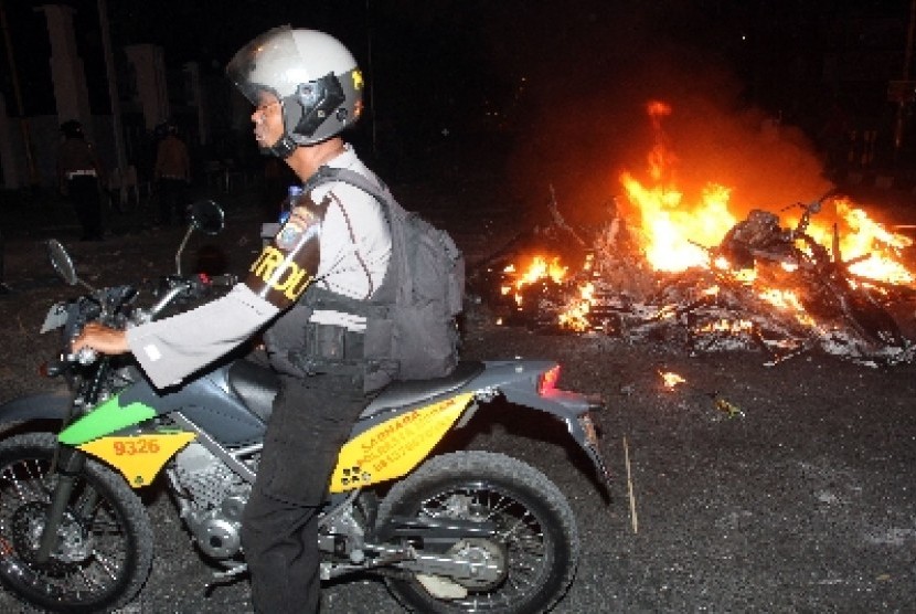 Sepeda motor dibakar (ilustrasi).