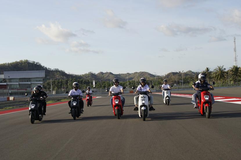 Sepeda motor listrik Honda EM1 e: menjadi sepeda motor listrik resmi pertama yang mendukung ajang balap dunia MotoGP yang digelar di Pertamina Mandalika International Street Circuit September ini.