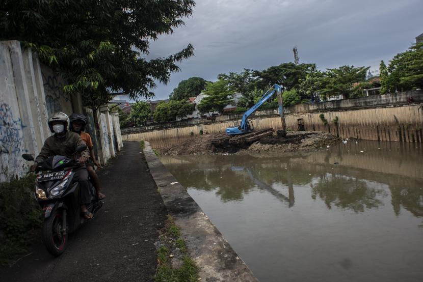 Tumpukan Sampah Plastik Tutupi Sungai Kalianak Surabaya (ilustrasi).