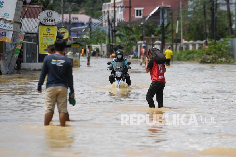 Sepeda motor melintas saat banjir menggenangi kawasaan Damai, Balikpapan, Kalimantan Timur, Rabu (16/3/2022). (Ilustrasi)