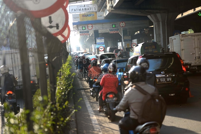 Sepeda motor melintasi tol Jakarta Outer Ring Road (JORR) tanpa transaksi atau gratis di kawasan Cilandak, Jakarta Selatan, Rabu (5/8). 