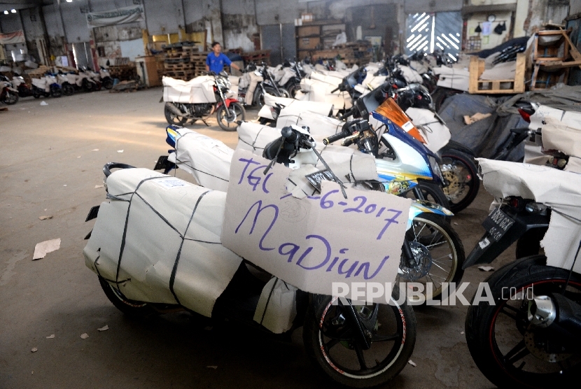  Sepeda motor program mudik motor gratis Kementerian Perhubungan tiba di Pergudangan Terpadu, Kampung Bandan, Jakarta, Ahad (2/7). 