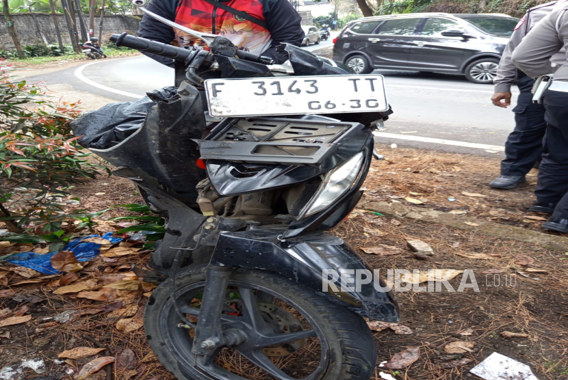 Sepeda Motor Ringse Usai Bertabrakan denhan Bus Pariwisata di Jalan Raya Kolonel Masturi tepatnya di Kampung Karamat, RT 01/07, Desa Cikahuripan, Kecamatan Lembang, KBB, Jumat (5/9/2025).