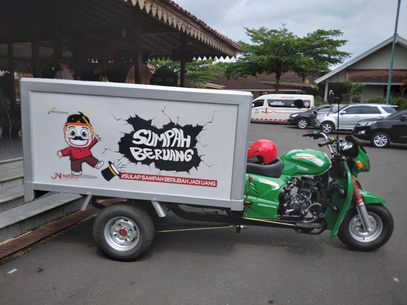 Sepeda motor roda tiga yang digunakan menjemputv sampah yang telah dipilah masyarakat di wilayah Banyumas.