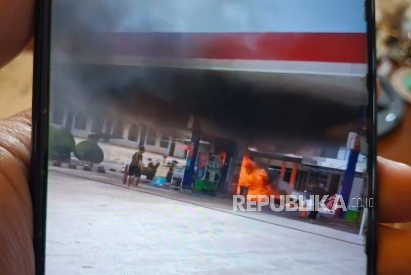 Sepeda Motor Terbakar di SPBU Jalan Raya Cipatik, Kampung Gunung Dukuh RT 04/03, Desa cipatik, Kecamatan Cihampelas, KBB, Jawa Barat pada Senin (24/11/2025).