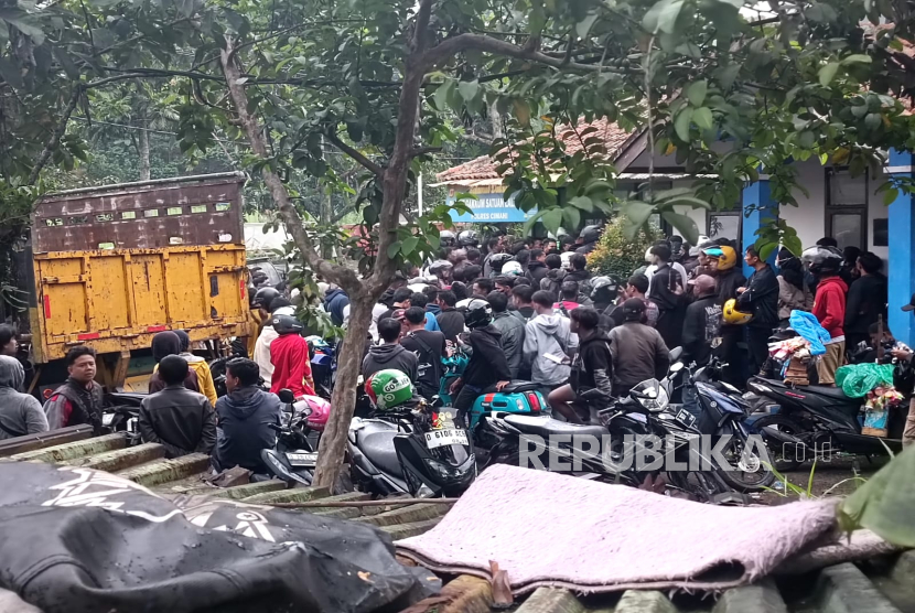 Sepeda motor terdampak cairan kimia soda api di Bandung Barat. Perusahaan menyatakan bertanggung jawab atas insiden tersebut.