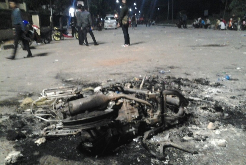 Sepeda motor yang dibakar kelompok provokator di kawasan Gedong Panjang, Jakarta Utara, Jumat malam (4/11).