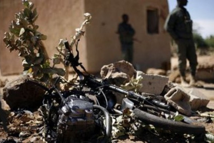 Sepeda motor yang digunakan pelaku bom bunuh diri di Mali, tergeletak di pos penjagaan di Gao.