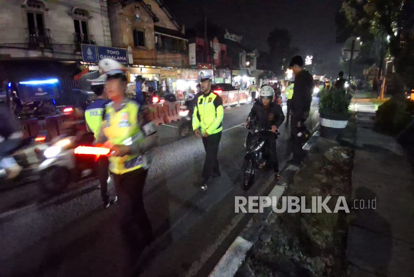 Sepeda Motor yang Menggunakan Plat Nomor Polisi yang Tak Senonoh Turut Terjaring Razia oleh Satuan Lalu Lintas Polres Cimahi pada Selasa (15/7/2025) Malam.