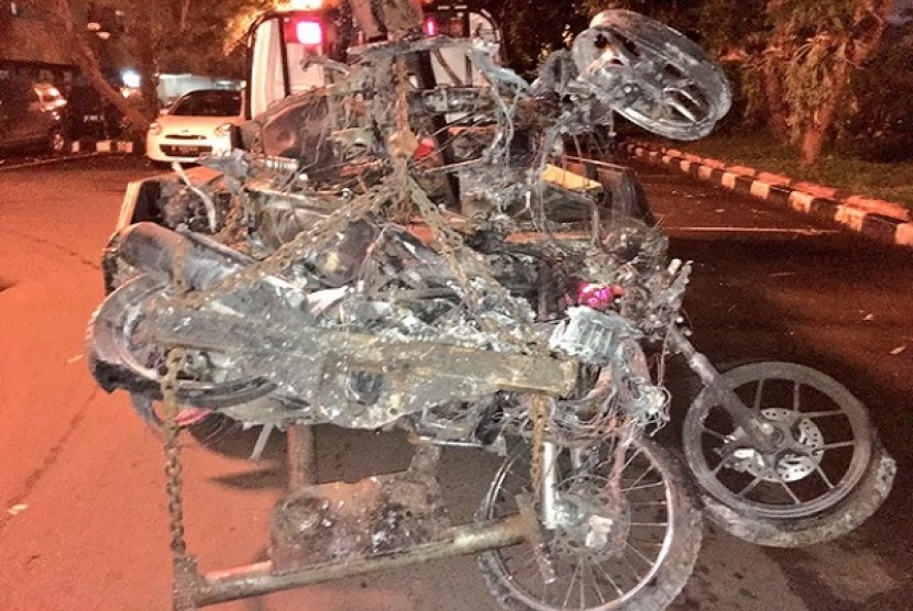 Sepeda motor yang terbakar saat kerusuhan The Jakmania di SUGBK