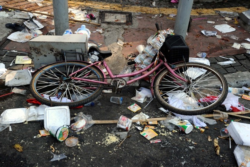 Sepeda pedagang kopi keliling tergeletak ditinggalkan saat bentrokan terjadi di Jl Thamrin, Jakarta, Kamis (21/8). Massa pendukung Prabowo-Hatta sempat terjadi bentrokan dengan petugas keamanan, dan sempat ditembakkan gas air mata.