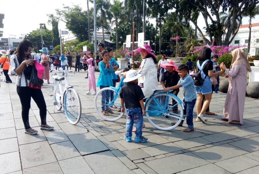 Sepeda wisata Kota Tua, Jakarta laris manis diminati wisatawan saat hari kedua libur lebaran, Sabtu (16/6).