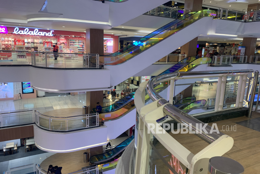 Sepinya suasana salah satu mall di Jakarta, Kamis (24/7/2025).