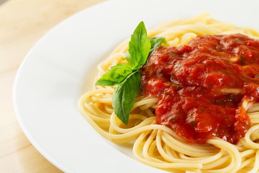 Sepiring spageti dengan saus pasta mengandung tomat di atasnya. Tak disangka, saus pasta yang mengandung tomat dapat menganggu kesehatan gigi. (ilustrasi)