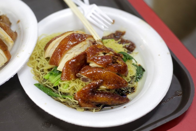 Seporsi makanan dari Hong Kong Soya Sauce Chicken Rice dan Noodle yang meraih Michelin Star di Singapura.