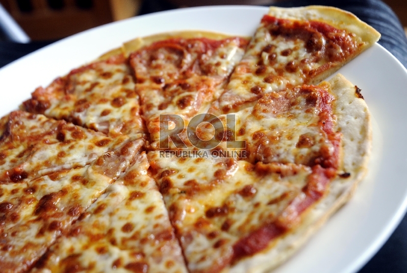 Sepotong pizza memang menggiurkan, namun waspadai kalori tinggi yang menyertainya.