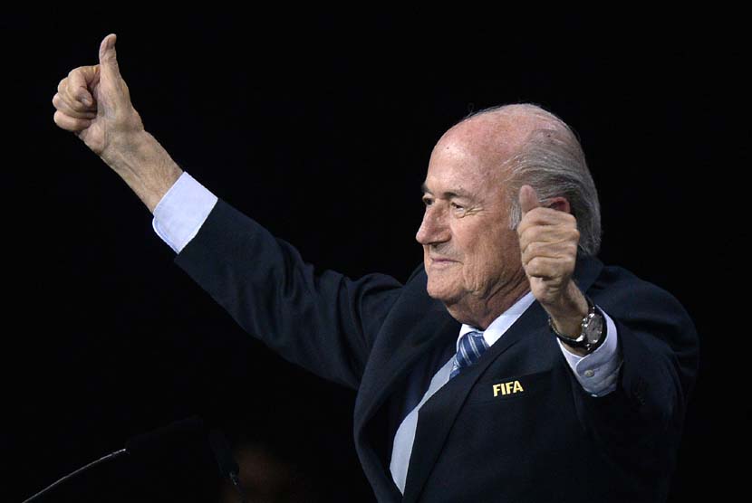Sepp Blatter mengacungkan jempol usai terpilih kembali sebagai presiden FIFA dalam Kongres FIFA ke-65 di Hallenstadion, Zurich, Swiss, Jumat (29/5). 
