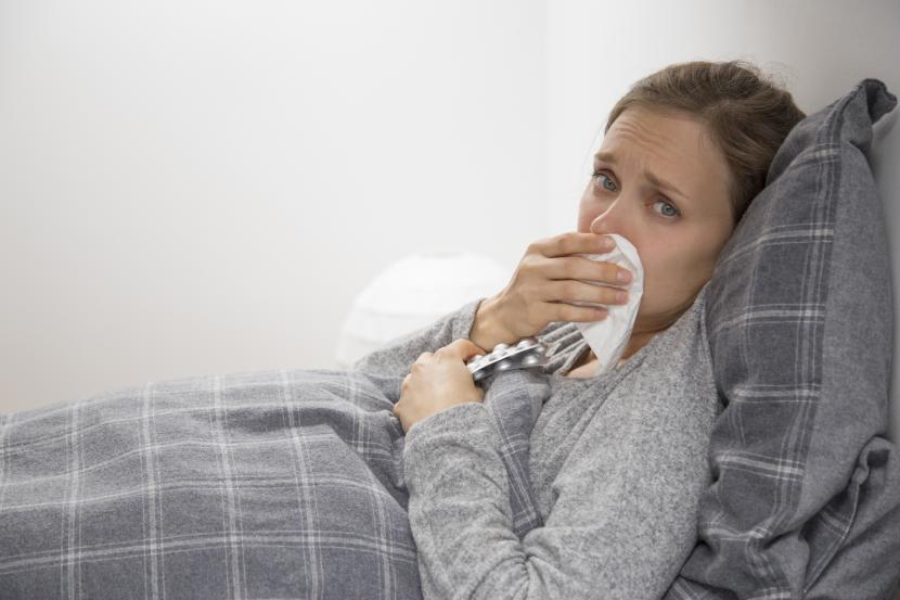 Seorang wanita mengalami influenza (ilustrasi). Penyakit influenza disebabkan oleh virus influenza di mana gejalanya lebih berat.