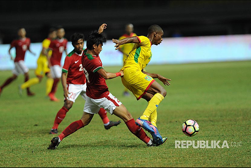 Septian David Maulana (kanan) berusaha merebut bola dari pemain Guyana dalam pertandingan persahabatan di Stadion Patriot Chandrabhaga,  Bekasi, Jawa Barat, Sabtu (25/11).