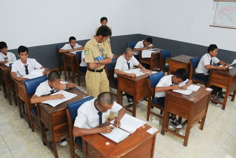 Sepuluh anak bermasalah dengan hukum mengikuti Ujian Nasional (UN) 2012 tingkat SMP di Lembaga Pemasyarakatan Kelas IIA Khusus Anak, Tangerang, Banten, Senin (23/4). (Republika/Aditya Pradana Putra)