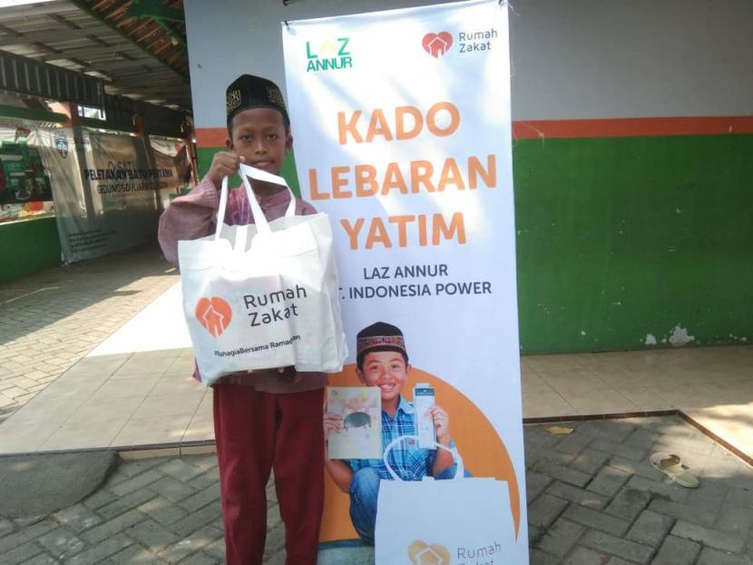 Sepuluh anak perwakilan dari SD Juara Cilegon mendapatkan kado istimewa sebelum lebaran dari Rumah Zakat yaitu Kado Lebaran Yatim (KLY) yang merupakan salah satu program dari Rumah Zakat untuk membahagiakan masyarakat pra sejahtera, Senin (10/5).
