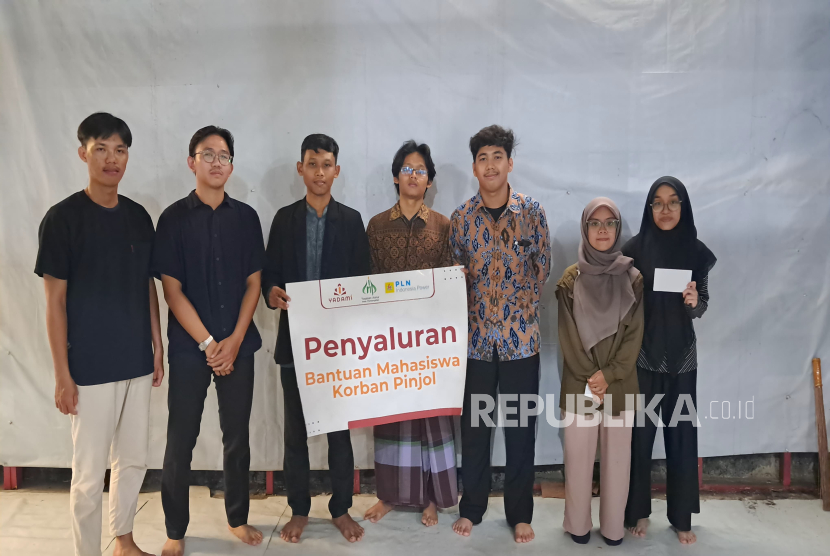 Sepuluh mahasiswa korban pinjaman online dapat bantuan dari Yadami-Yayasan An-Nur PT PLN Indonesia Power, beberapa waktu lalu.