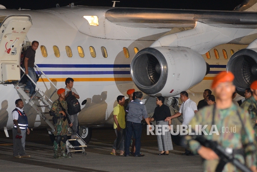 Sepuluh orang Warga Negara Indonesia (WNI) yang telah dibebaskan kelompok teroris Abu Sayyaf tiba di Bandara Halim Perdana Kusuma, Jakarta Timur, Ahad (1/5) malam.Republika/Raisan Al Farisi