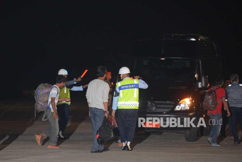Sepuluh orang Warga Negara Indonesia (WNI) yang telah dibebaskan kelompok teroris Abu Sayyaf tiba di Bandara Halim Perdana Kusuma, Jakarta Timur, Ahad (1/5) malam.