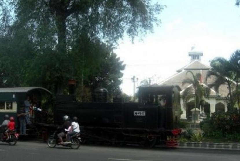 Sepur Kluthuk Jaladara melintas di tengah kota Solo