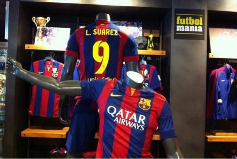 Seragam Barcelona bertuliskan L. Suarez 9 beredar di toko olahraga Spanyol 