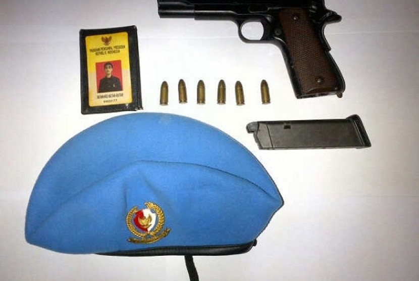 Seragam, identittas dan pistol palsu yang digunakan menjadi anggota TNI (Ilustrasi)