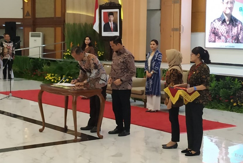 Serah jabatan antara Menteri Sosial Kabinet Indonesia Kerja Agus Gumiwang Kartasasmita dengan Menteri Sosial Kabinet Indonesia Maju Juliari P Batubara di Kompleks Kemensos RI, Salemba, Jakarta, Kamis (24/10). 