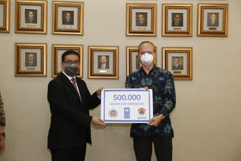 Serah terima 500.000 masker medis dari UNDP kepada Pemerintah Indonesia, Jumat (19/6).