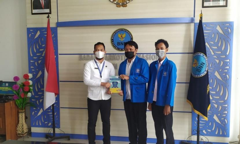 Serah terima aplikasi dan perjanjian kerja sama antara Universitas BSI kampus Purwokerto dan BNN Purbalingga, berlangsung di Badan Narkotika Nasional Kabupaten Purbalingga, pada Rabu (3/8/2022). 