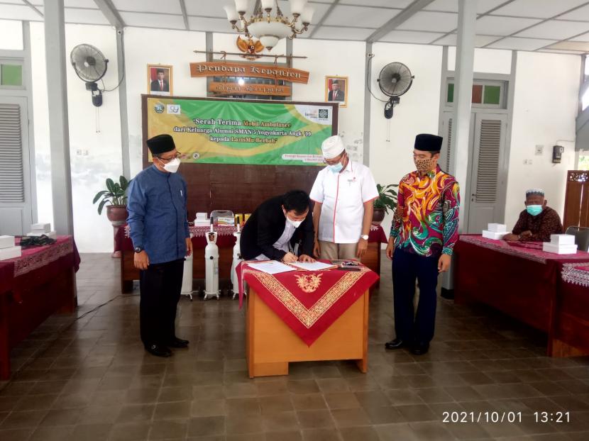 Serah terima armada ambulance oleh Lembaga Amil Zakat, Infak dan Sadaqah Muhammadiyah (Lazismu) Cabang Berbah yang disalurkan dari Keluarga Alumni SMAN 5 Yogyakarta Tahun 1999.