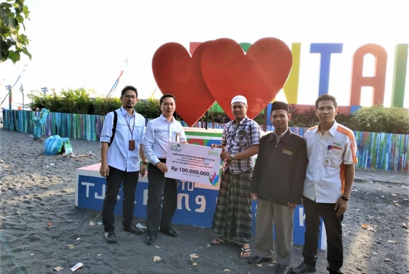 Serah terima bantuan CSR dalam program sinergi PLN-BMH untuk kemandirian ekonomi warga bangsal Pantai Tanjung Karang.
