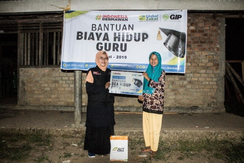 Serah terima beaguru dari Global Zakat-ACT kepada Komariah melalui program Sahabat Guru Indonesia.
