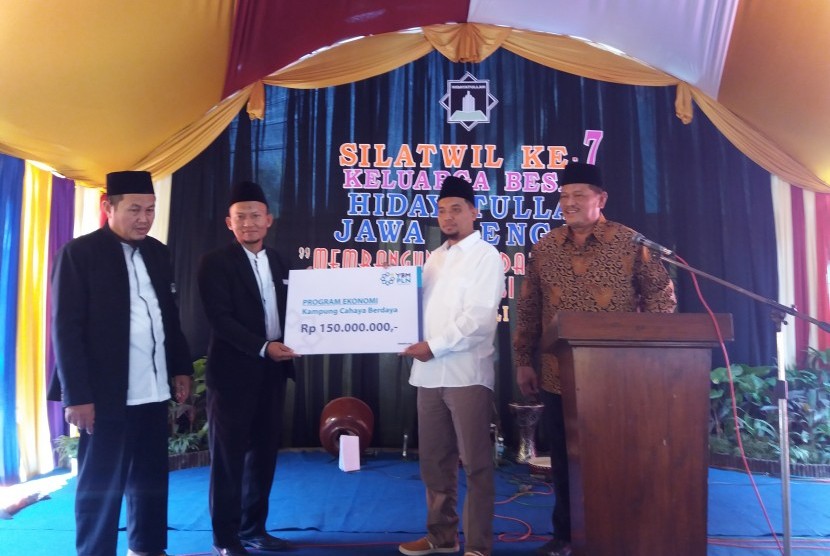 Serah terima dari YBM PLN kepada Hidayatullah.