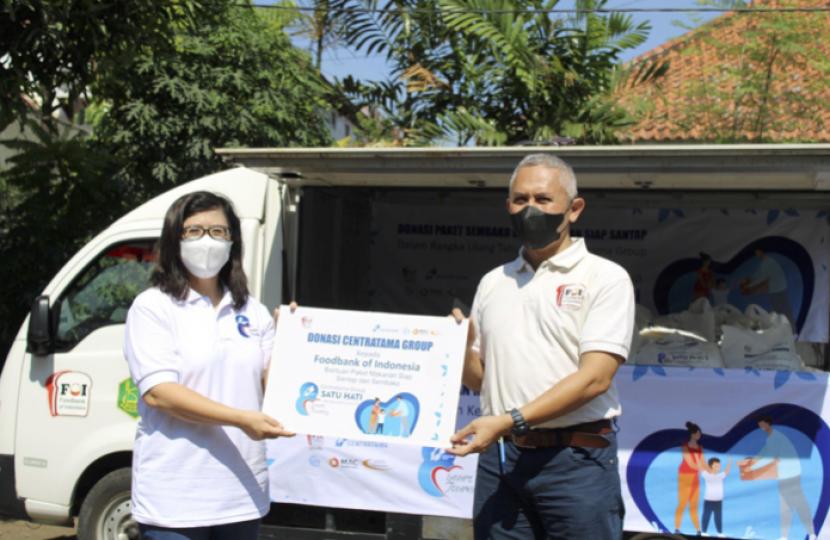 Serah terima donasi 10.800 paket makanan siap santap dan 1.200 paket sembako dalam rangka HUT ke 8 Centratama Group yang diwakili oleh Director of Sales Yuana Susatyo, kepada Founder Foodbank of Indonesia, M Hendro Utomo Foodbank of Indonesia pada Kamis, 16 September 2021