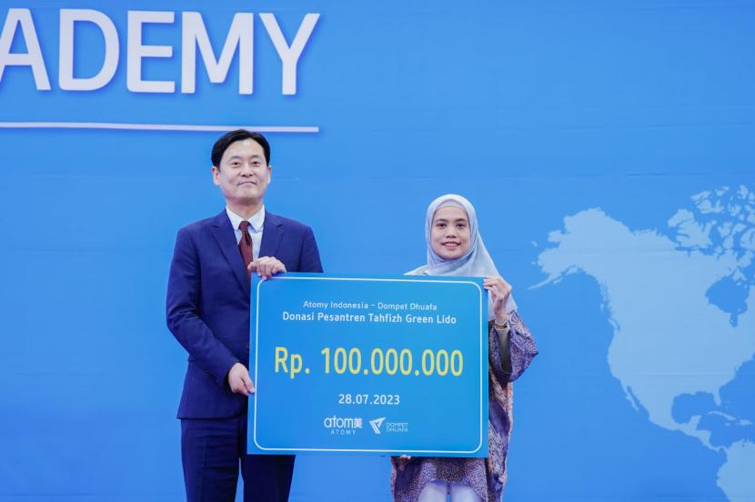 Serah terima donasi dilakukan oleh Direktur Atomy Indonesia, Kris Kim, kepada Direktur Pengembangan Sumber Daya Yayasan Dompet Dhuafa, Etika Setiawanti, pada acara seminar Success Academy Atomy Indonesia.
