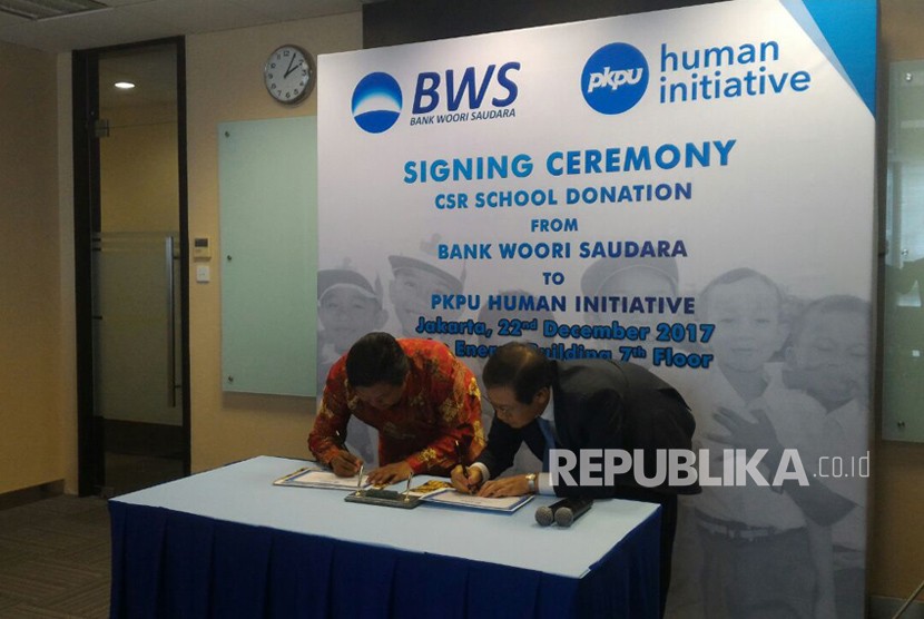 Serah terima donasi pendidikan dari Bank Woori Saudara (BWS) kepada Pos Keadilan Peduli Umat (PKPU). 