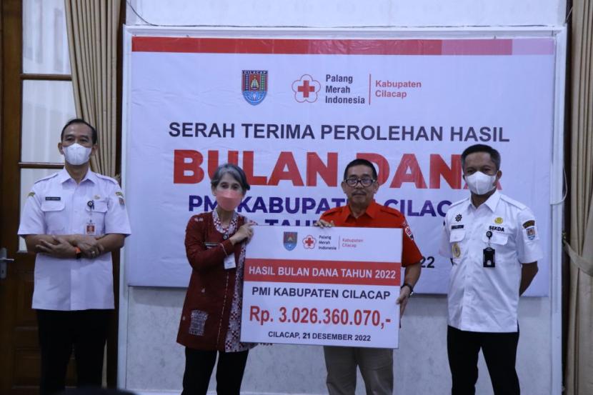 Serah Terima Hasil Perolehan Bulan Dana PMI Kabupaten Cilacap Tahun 2022, Rabu (21/12/2022) di Ruang Gadri Rumah Dinas Bupati Cilacap. 