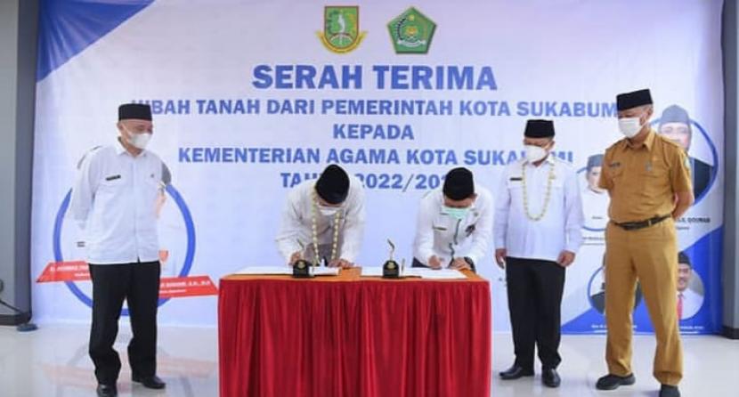 Serah terima hibah tanah dari Pemkot Sukabumi ke Kementerian Agama di MAN 1 Sukabumi, Selasa (19/7/2022).